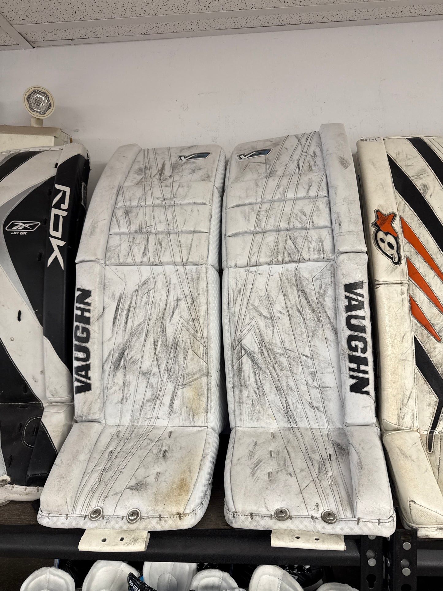 Vaughn Velocity V9 Used Goalie Pads 31+1