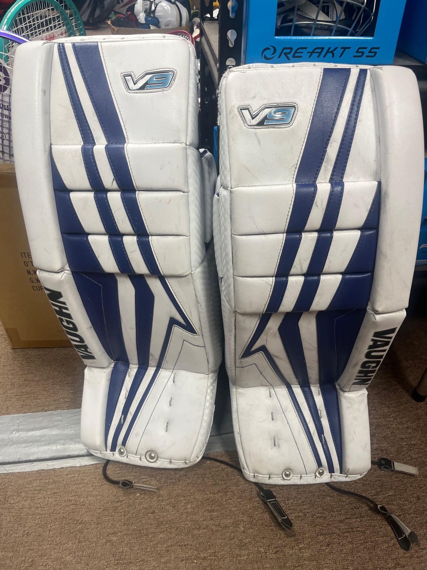 Vaughn Velocity V9 Goalie Pads - Intermediate 28+2