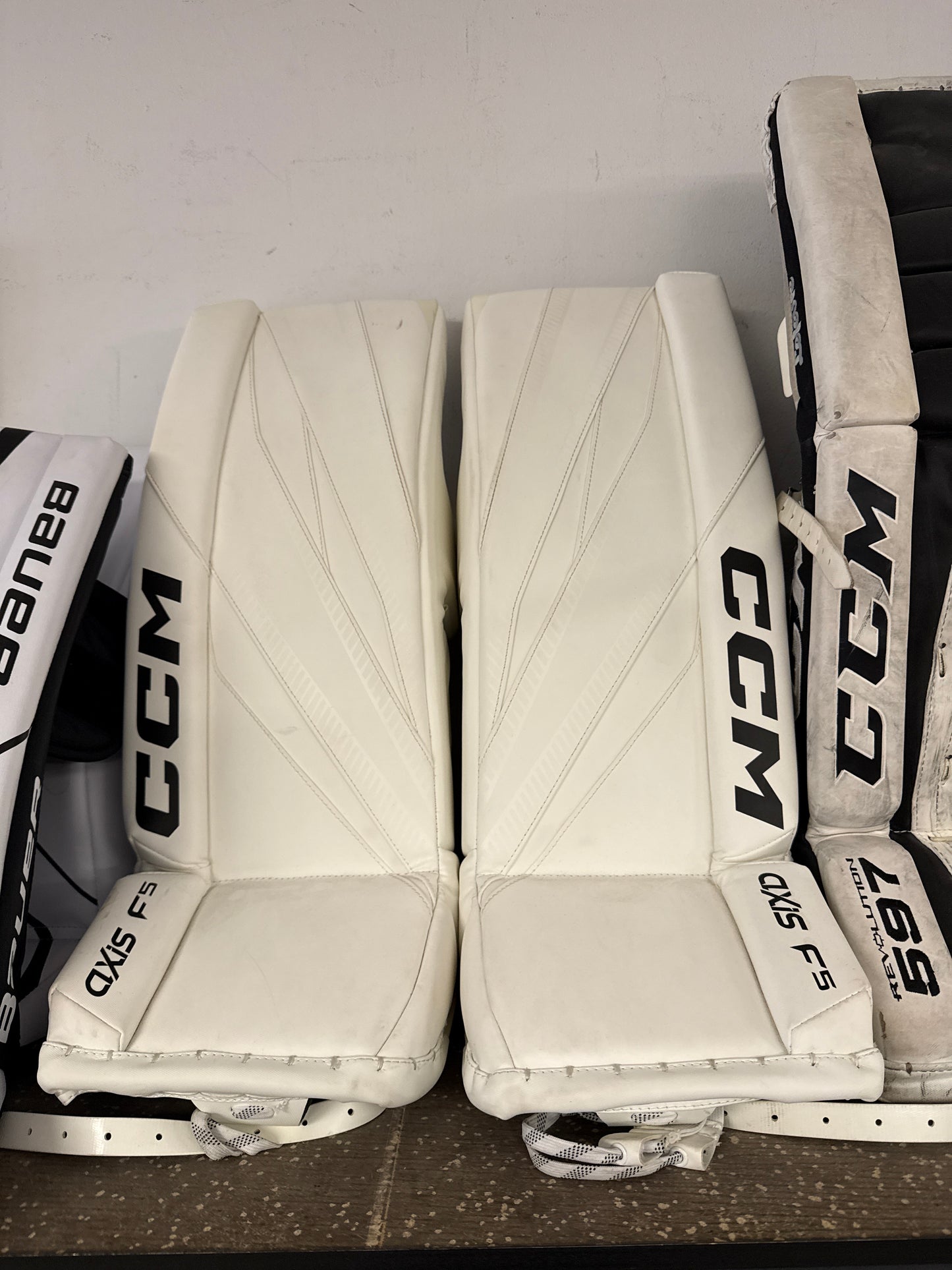 CCM AXIS F5 Goalie Pads - Junior 26+1 Used*