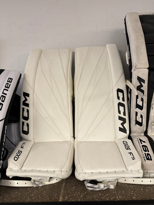 CCM AXIS F5 Goalie Pads - Junior 26+1 Used*